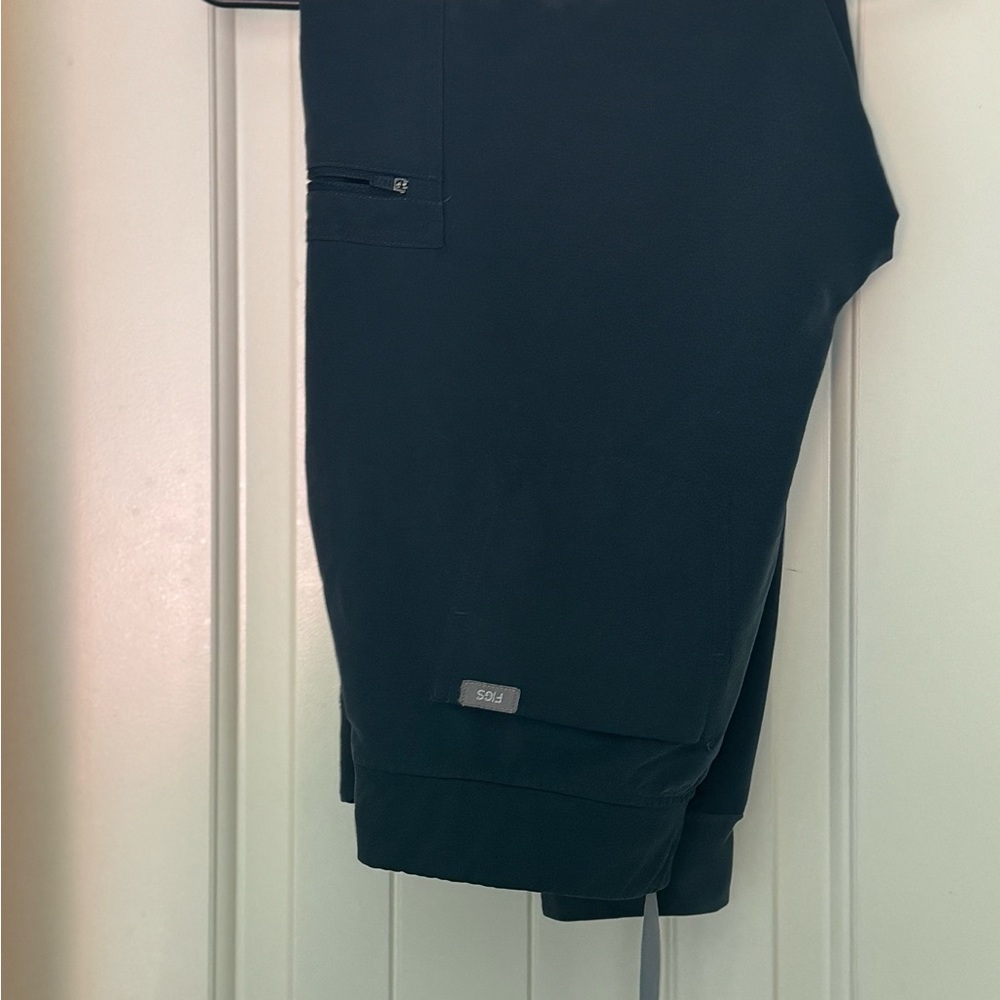 1 pair of fig scrubs. Worn a few times. Great pre owned condition.